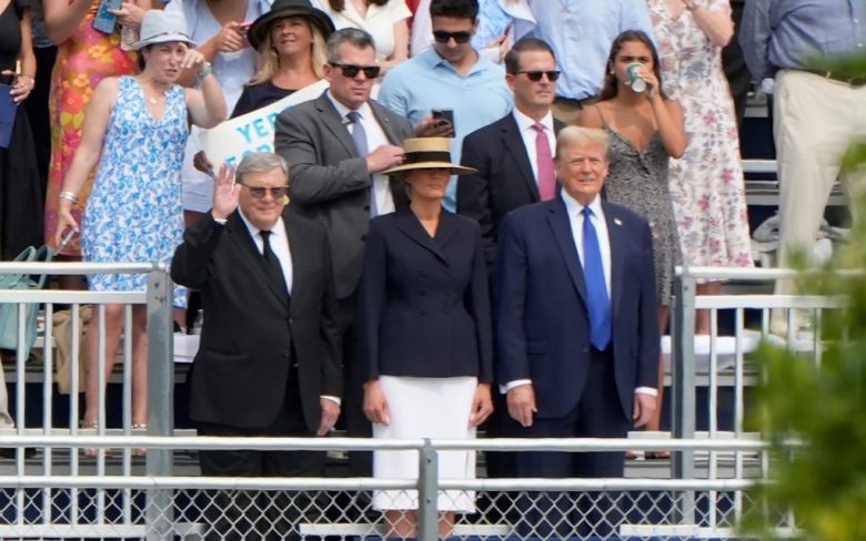El expresidente Donald Trump, acompañado por Melania y el padre de ésta, Viktor Knavs, en la ceremonia de graduación de su hijo Barron