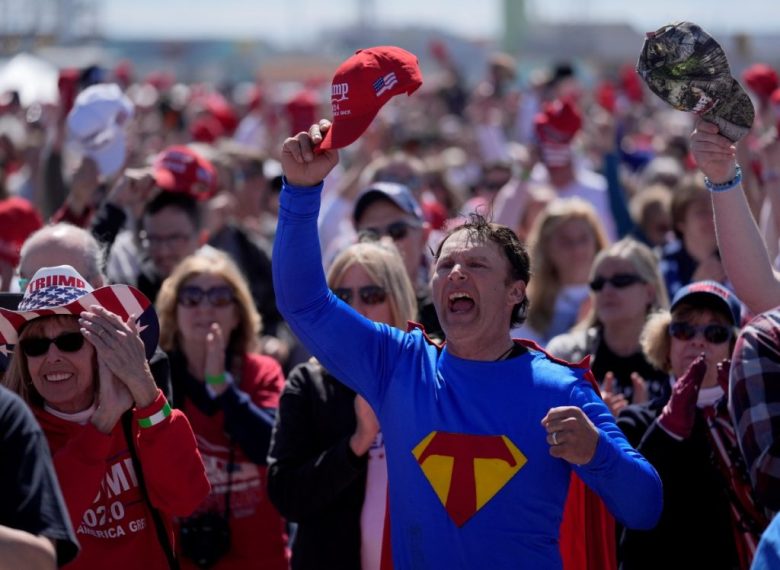 Simpatizantes de Donald Trump aplauden mientras se toca el himno nacional antes del mitin de campaña del expresidente de Estados Unidos, en Wildwood, Nueva Jersey. A la izquierda, el candidato republicano se dirige a la audiencia durante el mitin, donde llamó tonto a Joe Biden