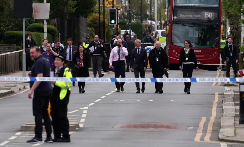 Policías resguardan la escena de un ataque que involucró a un hombre con una espada, en la zona de Hainault