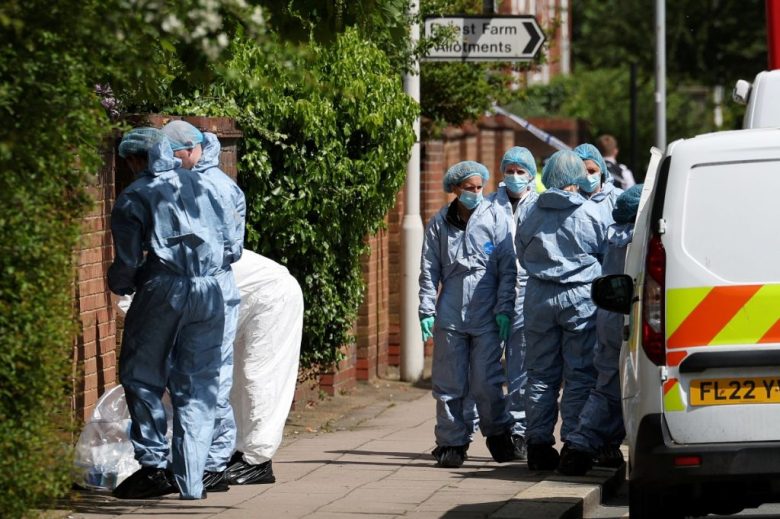 Forenses trabajan en la escena de un incidente que involucró ayer a un hombre con una espada, en Hainault, al este de Londres, Gran Bretaña