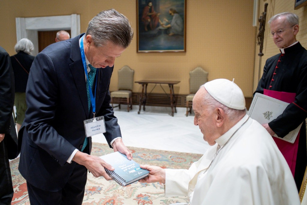 Agustín Núñez González, integrante de la vicepresidencia de Comunicación de la Confederación USEM, entrega el Diario Empresarial por la Paz al papa Francisco, durante una audiencia que el Pontífice concedió en un salón del Aula Paulo VI de Ciudad del Vaticano el miércoles 8 pasado