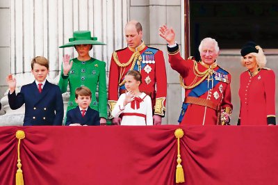 La familia real británica en el balcón del Palacio de Buckingham el 17 de junio de 2023, observando el desfile aéreo de “Trooping the Color”. El país está a punto de entrar en largo túnel de grandes eventos