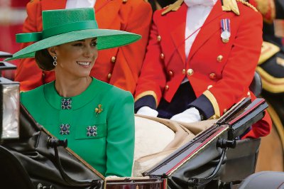 La princesa catalina a su llegada al papacio de Bukingham para presenciar el Desfile Anual del Cumpleaños del Rey. A la derecha, una visitante posa para las cámaras en el Día de Damas de la carrera de caballos conocida como “Royal Ascot”, el 22 de junio de 2023