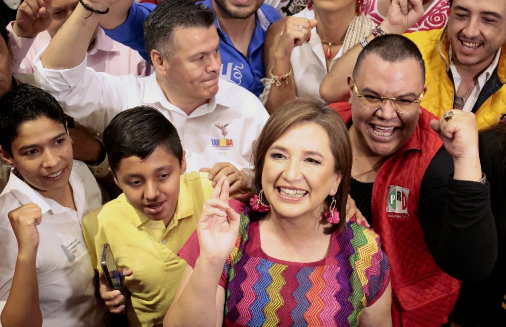 La candidata opositora a la presidencia de México Xóchitl Gálvez participa en la reunión con representantes de la comunidad LGBTI+