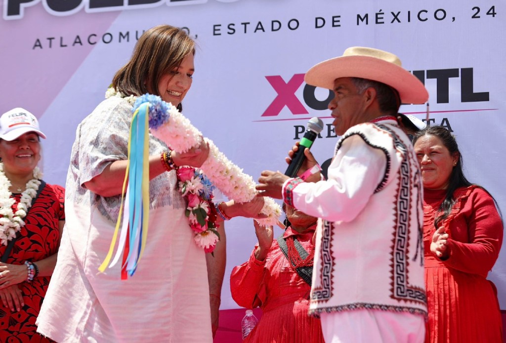 Xóchitl Gálvez, candidata presidencial de la coalición “Fuerza y Corazón por México”, durante el encuentro que tuvo con pueblos originarios en el Estado de México, donde recibió el bastón de mando mazahua