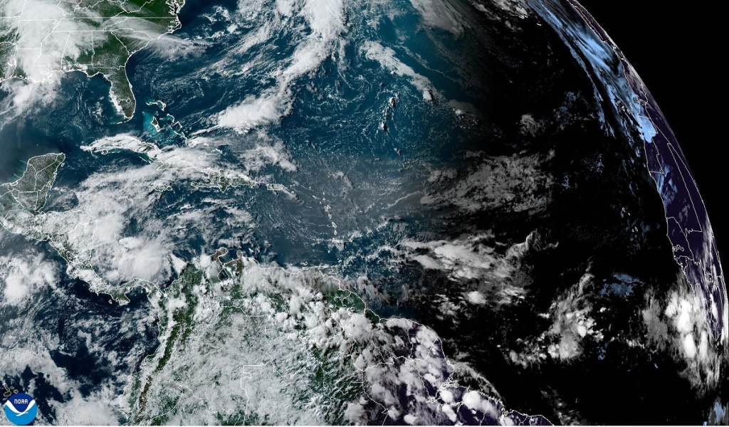 Fotografía cedida por el Oficina Nacional de Administración Oceánica y Atmosférica (NOAA) donde se muestra el estado del clima este viernes en la parte norte del Atlántico y en el Golfo de México