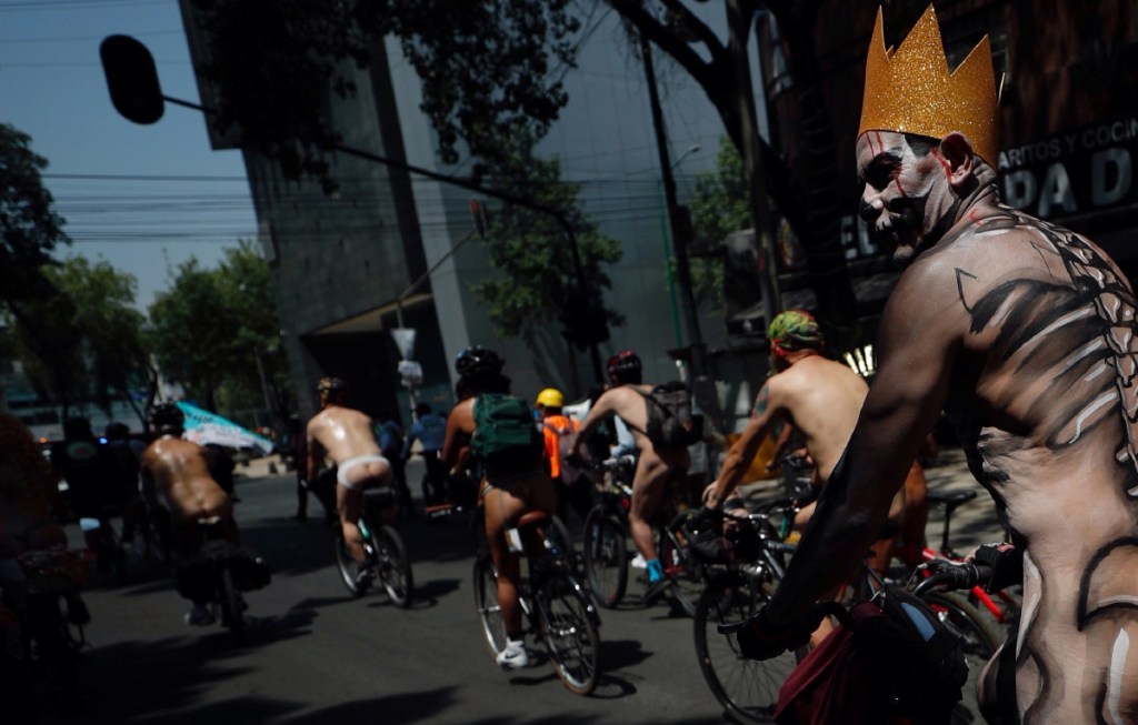 Ciclistas en poca ropa realizaron una rodada en Ciudad de México para promover el uso de bicicletas. Los participantes también rindieron homenaje a ciclistas que han fallecido por accidentes de tráfico