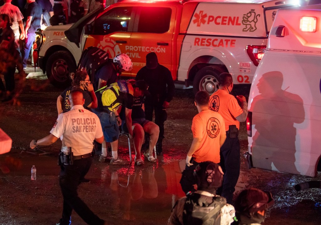 Una imagen del movimiento de personal de rescate en la zona donde se desplomó un templete en un mitin de Movimiento Ciudadano ocurrido el 22 de mayo pasado en Nuevo León, donde hubo muertos y heridos (Foto de EFE)