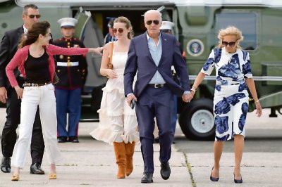 El presidente Joe Biden llega con su esposa Jill y sus nietas Natalie y Finnegan al aeropuerto de East Hampton