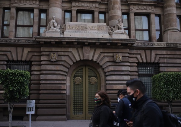 Personas pasan frente a la sede de Banxico en Ciudad de México, organismo que aumentó su previsión de crecimiento de la economía del país al 6% para este año (Foto de Xinhua)