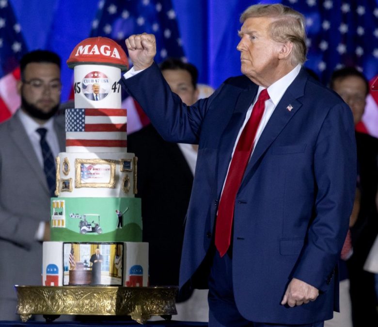 El expresidente Donald Trump posa junto a su pastel de cumpleaños en el Club 47 USA del Centro de Convenciones de Palm Beach, Florida
