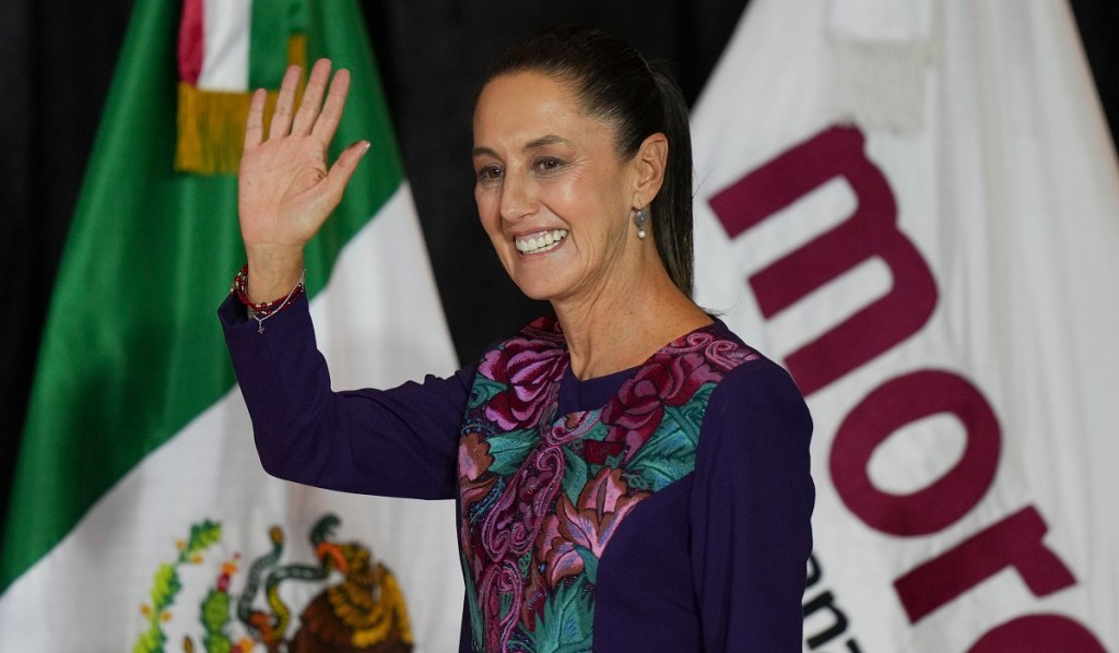 Claudia Sheinbaum saluda a sus partidarios después de que el INE anunció su ventaja en la elección presidencial (Foto de AP)