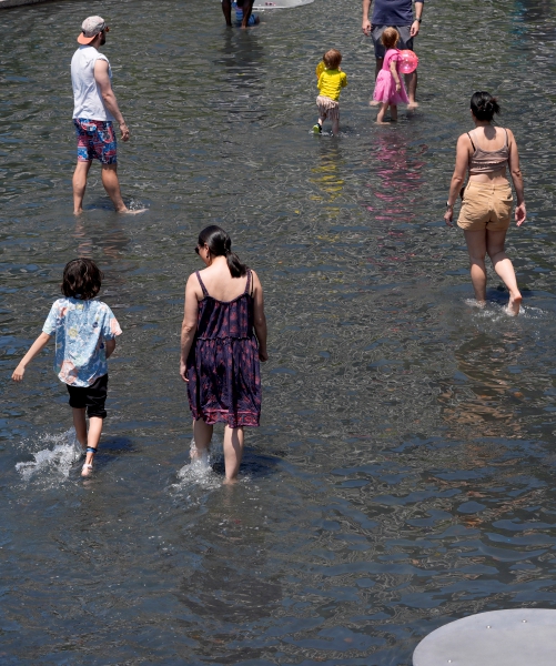 Varias familias buscan refrescarse en el agua en el parque Yards. Estados Unidos atraviesa una ola de calor