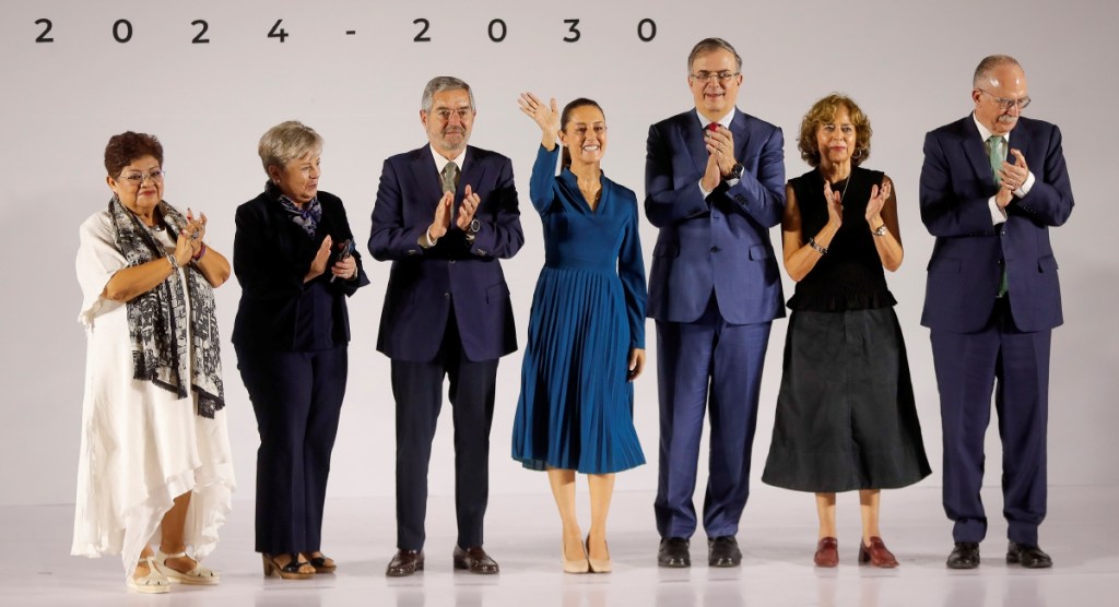 Claudia Sheinbaum con los seis integrantes de su gabinete que presentó ayer: Ernestina Godoy, Alicia Bárcena, Juan Ramón de la Fuente, Marcelo Ebrard, Rosaura Ruiz y Julio Berdegué. Los perfiles repetidos destacaron en el primer anuncio de seis cargos del gabinete presidencial