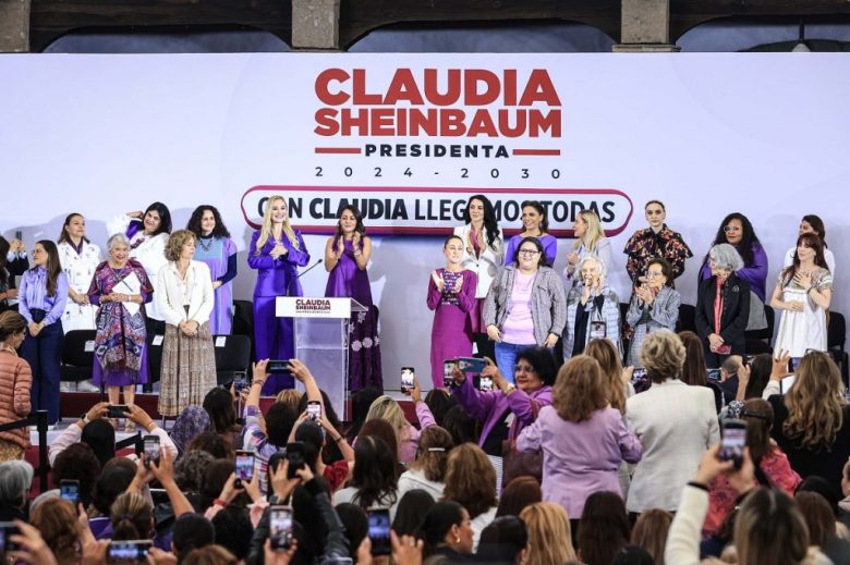 Aspecto del evento donde se entregó a Claudia Sheinbaum el bastón de mando como "la voz de las mujeres"