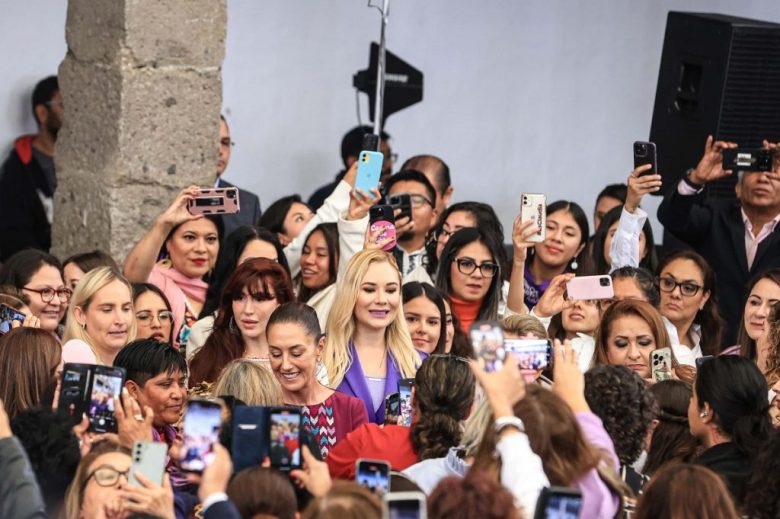 Aspecto del evento donde se entregó a Claudia Sheinbaum el bastón de mando como "la voz de las mujeres" (Foto de El Universal)