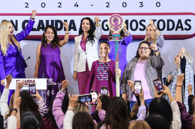 Aspecto del evento donde se entregó a Claudia Sheinbaum el bastón de mando como "la voz de las mujeres" (Foto de El Universal)