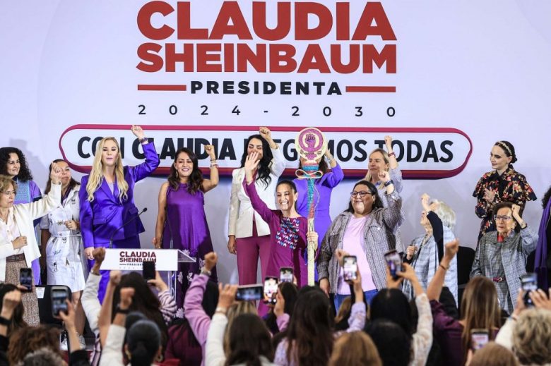 Aspecto del evento donde se entregó a Claudia Sheinbaum el bastón de mando como "la voz de las mujeres" (Foto de El Universal)