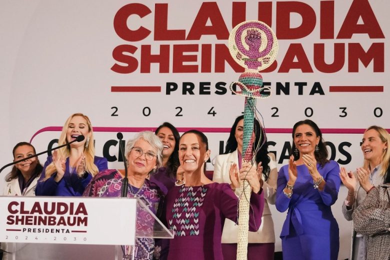 Aspecto del evento donde se entregó a Claudia Sheinbaum el bastón de mando como "la voz de las mujeres" (Foto de El Universal)