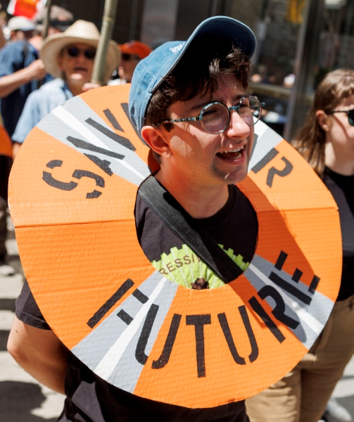 Un integrante de “Verano de Calor” durante la marcha. A la derecha, la policía arresta a una manifestante. La protesta no estuvo relacionada con la presentación del informe de la ONU