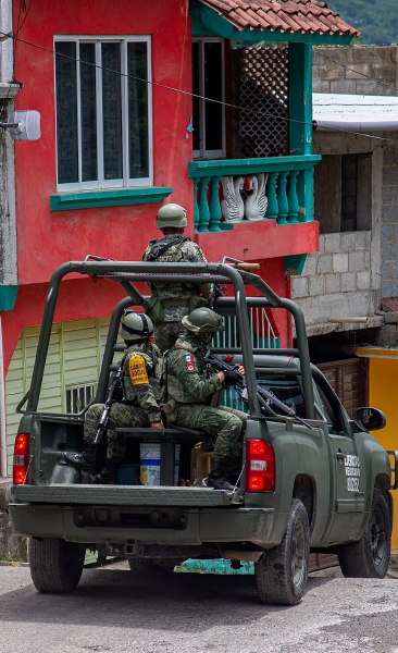 A la izquierda, soldados patrullan en la comunidad de Tila, del municipio de Yajalón, en Chiapas, a una semana de un éxodo masivo de 4,000 indígenas, por la extrema violencia. Debajo, una vista de la s calles desoladas