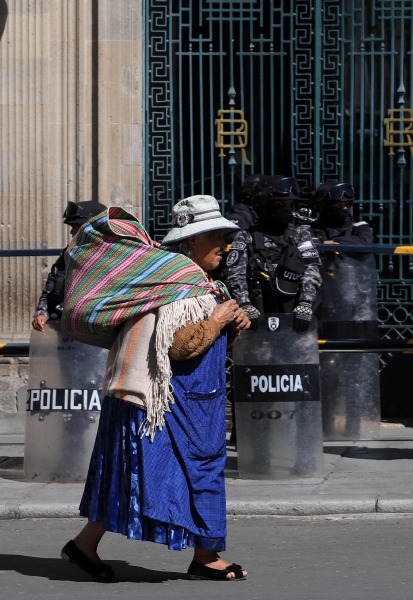 Una mujer indígena camina frente al palacio de gobierno este jueves, en La Paz, Bolivia