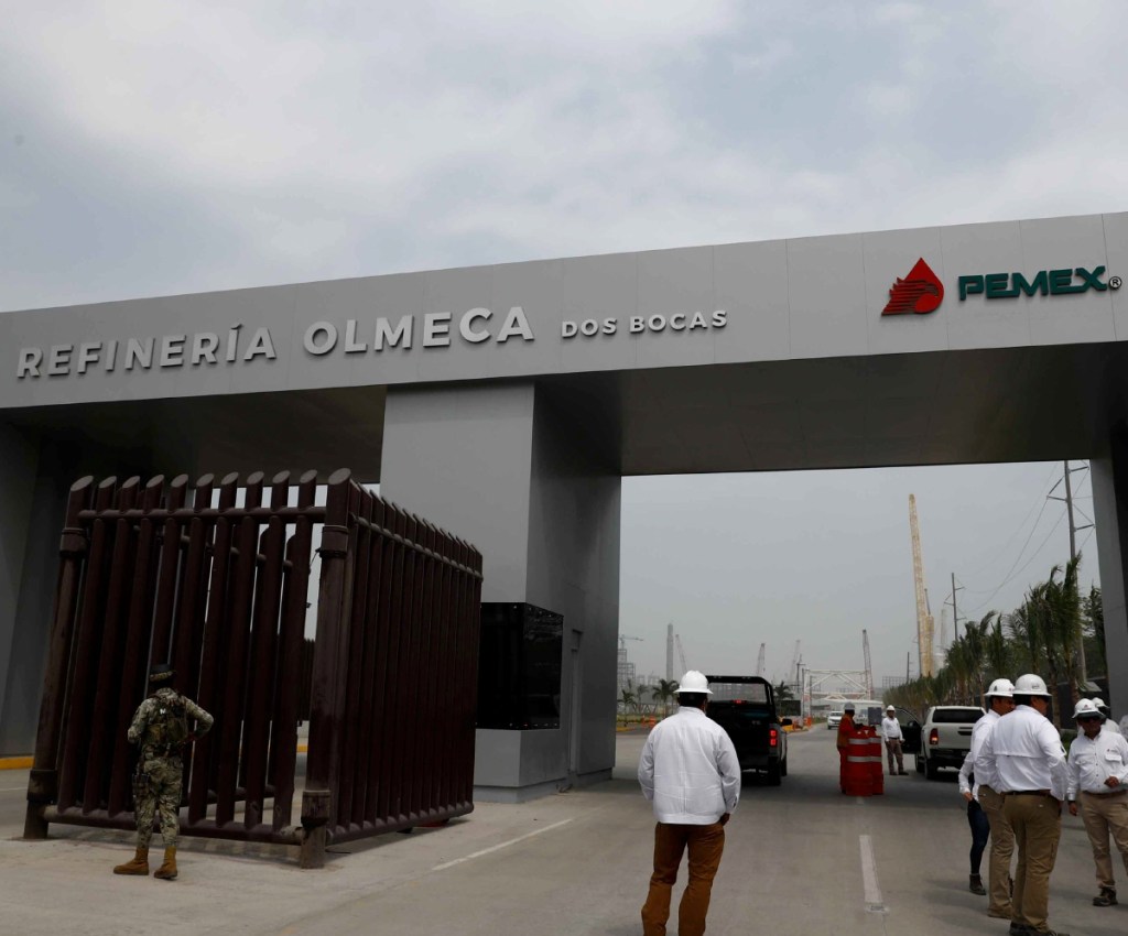 Durante un foro, el director general de Pemex, Octavio Romero Oropeza, dijo que la Refinería Olmeca en Dos Bocas, Tabasco, va a trabajar a plena capacidad en julio y producirá gasolina en el segundo semestre