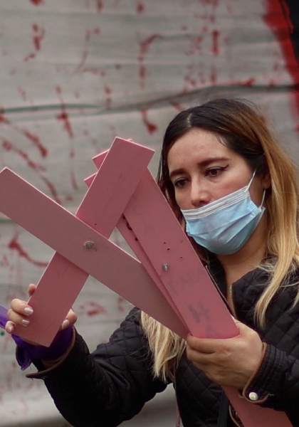 Una activista que acompañó ayer a Irinea Buendía, madre de Mariana Lima, víctima de feminicidio, en una protesta en Ciudad de México. Abajo, la madre activista en otro momento