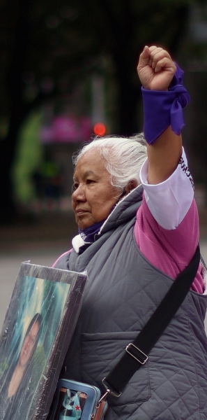 MEX2228. CIUDAD DE MÉXICO (MÉXICO), 28/06/2024 .- La activista Irinea Buendía madre de Mariana Lima Buendía víctima de feminicidio, protesta este viernes, en la Ciudad de México (México). Catorce años después del feminicidio de Mariana Lima Buendía, una estudiante de derecho de 29 años, la joven "sigue litigando" a través de una histórica sentencia que lleva su nombre y una iniciativa de ley que impulsa su madre, expuso a EFE este viernes la defensora de derechos humanos, Irinea Buendía. EFE/ Sáshenka Gutiérrez