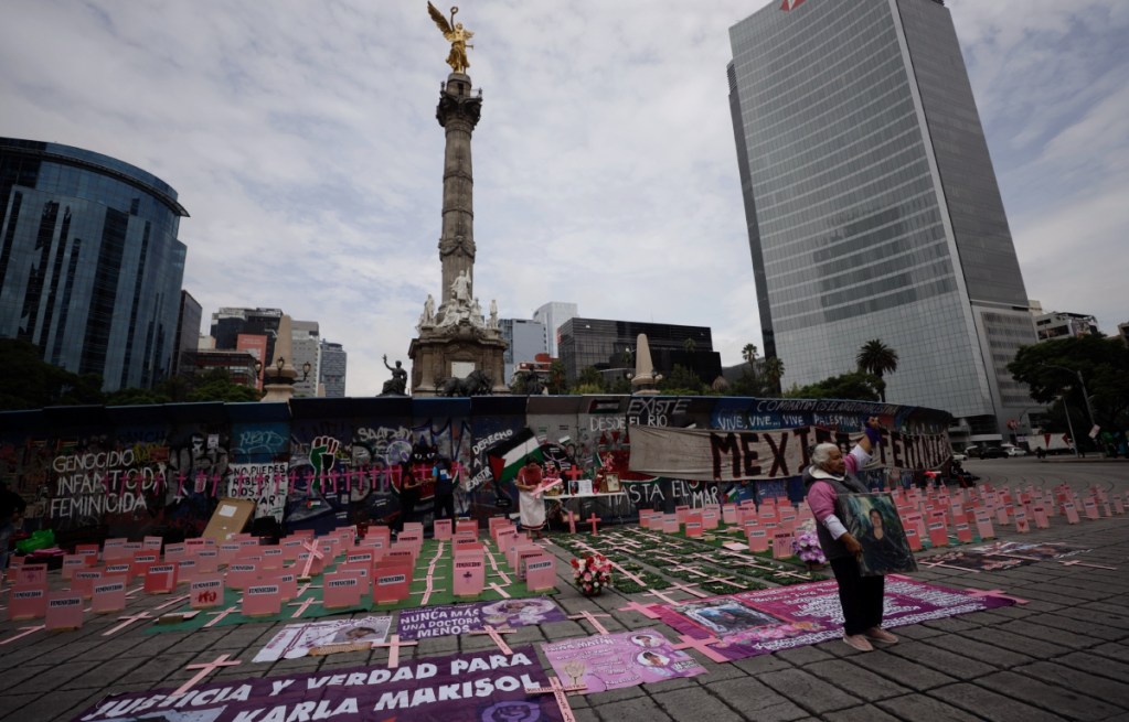 La activista Irinea Buendía, madre de Mariana Lima Buendía, víctima de feminicidio, se manifestó ayer en Ciudad de México para recordar el caso de su hija, quien fue asesinada hace 14 años por su pareja