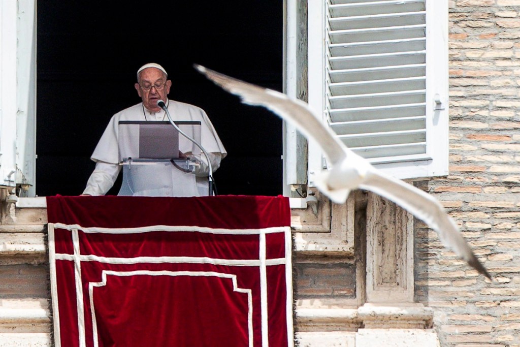 El papa Francisco durante el rezo del "Ángelus" en El Vaticano (Foto de EFE)