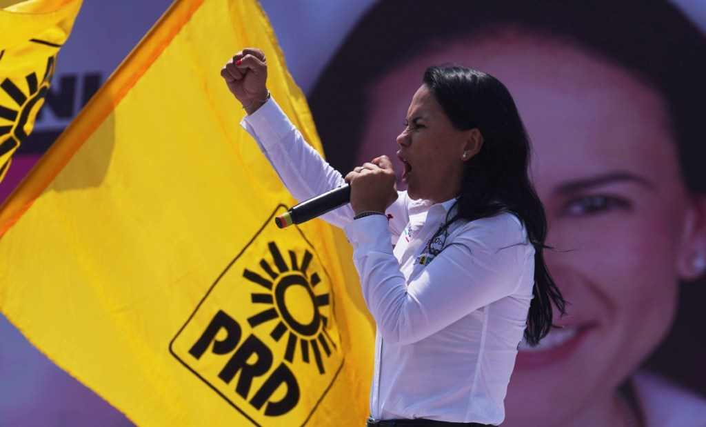 Alejandra del Moral, candidata a gobernadora del Estado de México por una coalición del PRI, PAN y PRD, en una campaña en 2023. Este último partido ha comenzado el proceso administrativo para su extinción