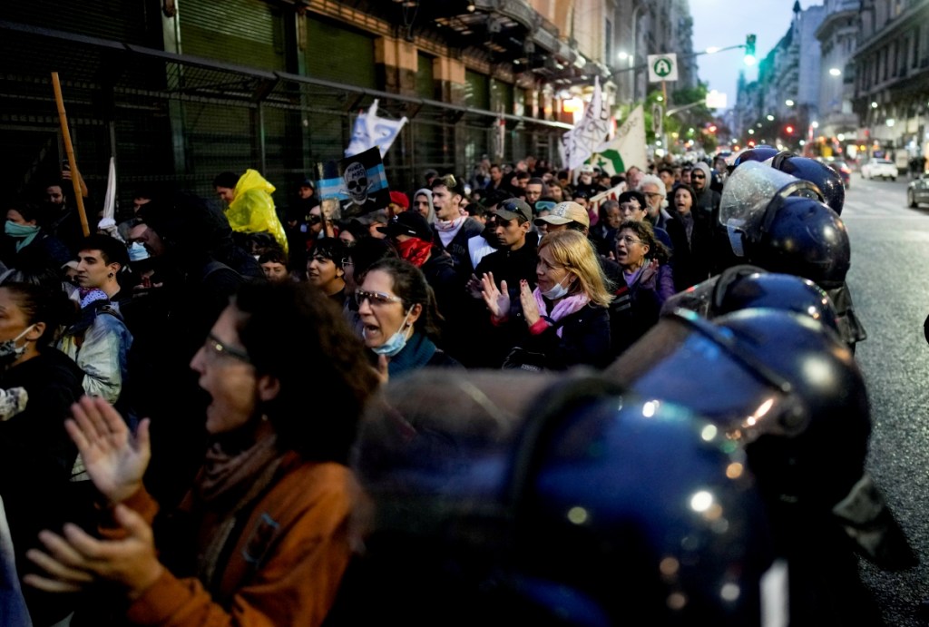 Manifestantes protestan por las políticas de ajuste del presidente Javier Milei en Buenos Aires, el 12 de abril