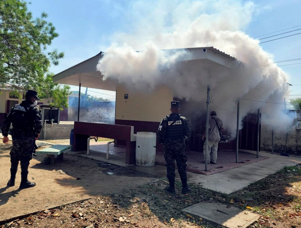 Una brigada conformada por militares hondureños fumiga en una escuela de un barrio de la Tegucigalpa