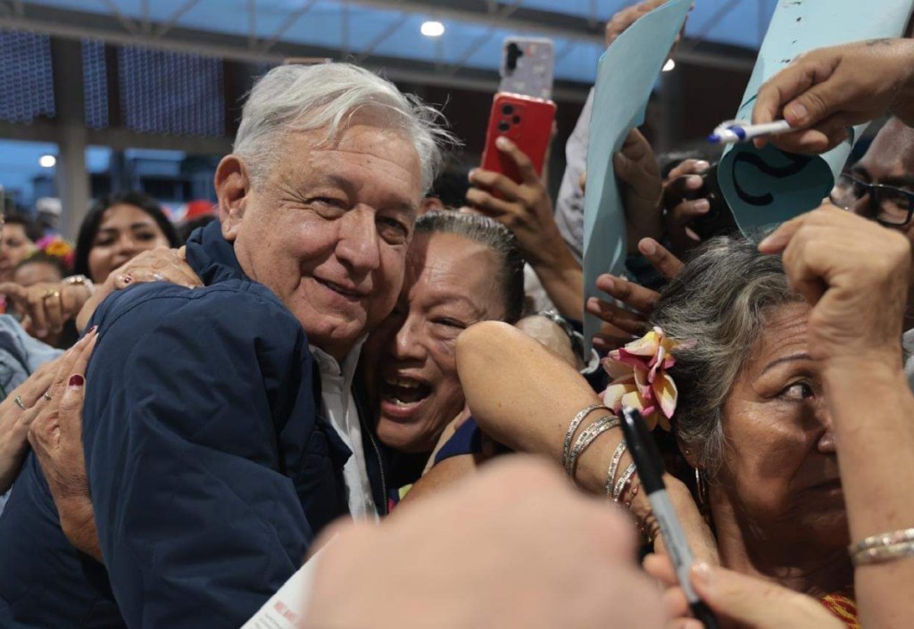 El presidente Andrés Manuel López Obrador es recibido por simpatizantes durante su gira por Oaxaca