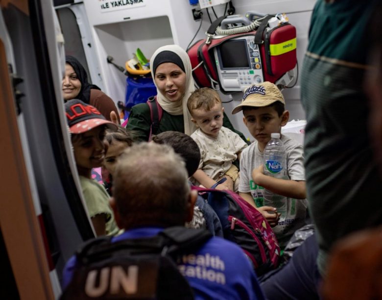 La Organización Mundial de la Salud transporta a niños con cáncer de la zona norte de Gaza a un hospital