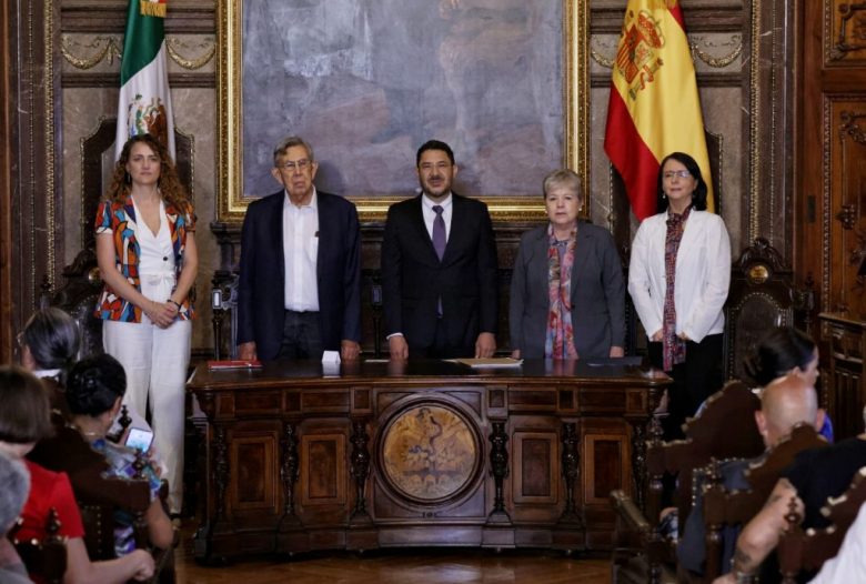 Abajo, la directora general de Memoria Histórica del gobierno español, Zoraida Hijosa; el líder histórico de la izquierda mexicana, Cuauhtéoc Cárdenas; el jefe de Gobierno capitalino, Martí Batres; la canciller mexicana, Alicia Bárcena, y la directora de Consejo Nacional de Humanidades, Ciencias y Tecnologías, María Elena Álvarez-Buylla, al término de un acto protocolario por los 85 años de la llegada del exilio republicano tras la guerra civil española