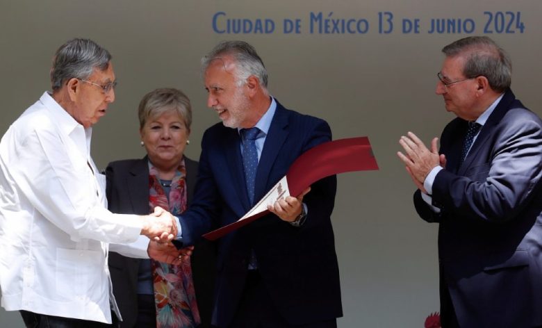 MEX955. CIUDAD DE MÉXICO (MÉXICO), 13/06/2024.- El político mexicano Cuauhtémoc Cárdenas (i), la canciller mexicana, Alicia Bárcena (2-i); el ministro español de Política Territorial y Memoria Democrática, Ángel Víctor Torres (2-d), y el secretario de estado de Memoria Democrática, Fernando Martínez (d), participan durante la conmemoración de los 85 años del exilio español en México, este jueves en Ciudad de México (México). España y México recordaron este jueves los 85 años de la llegada del "Sinaia", el primer barco con exiliados republicanos que arribó a las costas mexicanas en 1939, como un hito trascendental en la "comunidad fraterna" entre ambos países y una celebración de la "democracia". EFE/ Sáshenka Gutiérrez