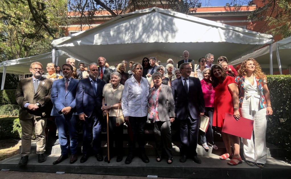 Autoridades españolas e invitados especiales durante la conmemoración de los 85 años del exilio español en México, ayer. Al centro, Cuauhtémoc Cárdenas y la titular de Relaciones Exteriores, Alicia Bárcena