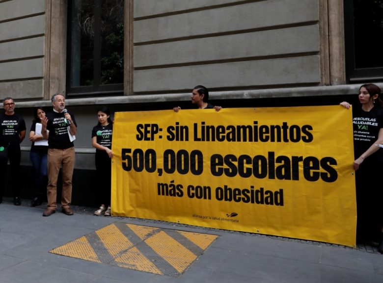 MEX826. CIUDAD DE MÉXICO (MÉXICO), 12/06/2024.- El director del Poder del Consumidor, Alejandro Calvillo (4-i), habla durante una protesta al exterior de la Secretaria de Educación Pública (SEP) este miércoles, en Ciudad de México (México). Integrantes de organizaciones civiles protestaron ante la SEP de México para exigir que se aplique la ley en las escuelas para prohibir los alimentos y bebidas no saludables que podrían causar medio millón de casos de obesidad infantil en un año. EFE/ Mario Guzmán