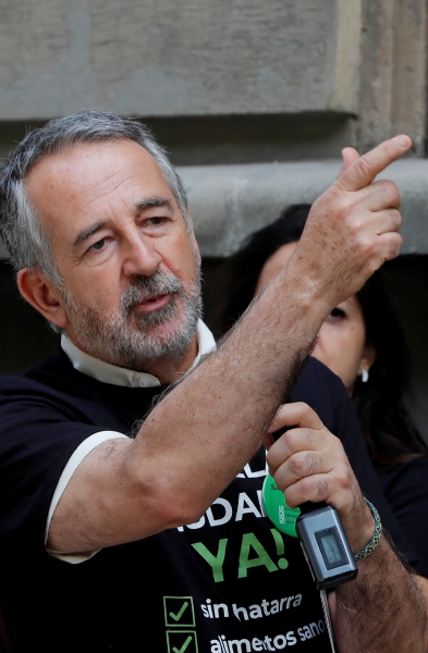 El director del Poder del Consumidor, Alejandro Calvillo (izquierda), habla durante una protesta al exterior de la Secretaria de Educación Pública