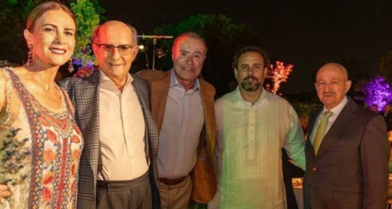 El expresidente Salinas reapareció en una fiesta del empresario Juan Antonio Pérez Simón (de lentes), a la que también asistió el embajador de México en España, Quirino Ordaz Coppel (centro)