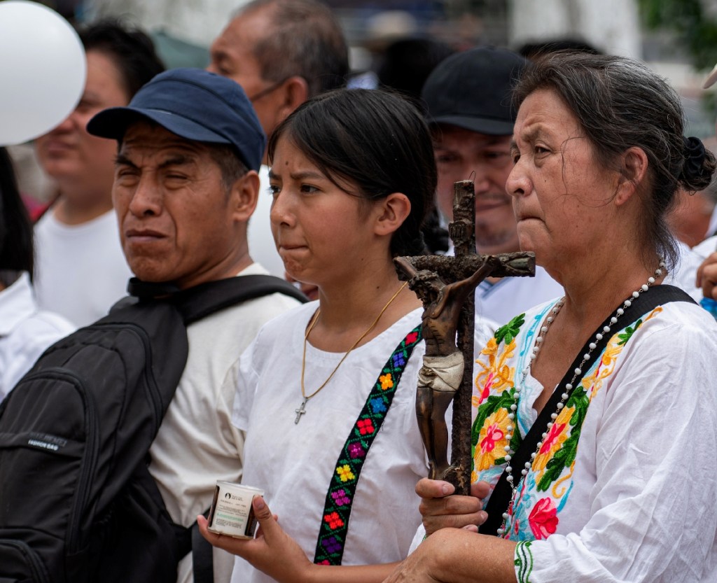 A la derecha, centro comunitario de Tila donde numerosos habitantes se reunieron para decidir cómo hacerle frente a la violencia derivada de los conflictos entre grupos criminales en la zona