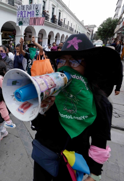 Familiares y amigos de Jaqueline, víctima de feminicidio, marcharon ayer por las calles de Toluca, Estado de México, para exigir justicia a las autoridades, que, dicen, hasta ahora no han dado con el paradero de su agresor