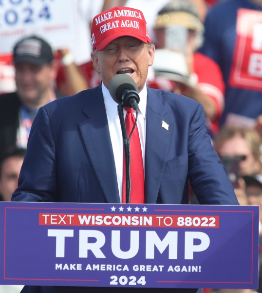 El expresidente estadounidense Donald Trump habla durante un mitin en Racine, Wisconsin