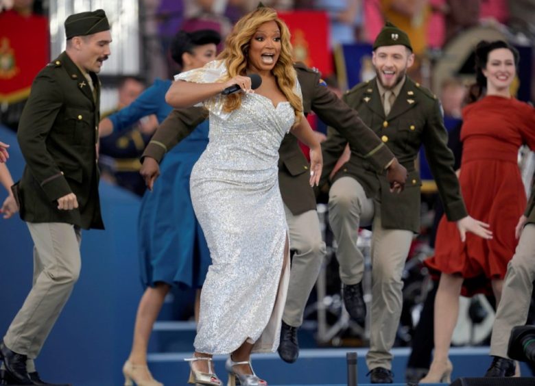 La actriz Marisha Wallace actúa en la ceremonia de Portsmouth