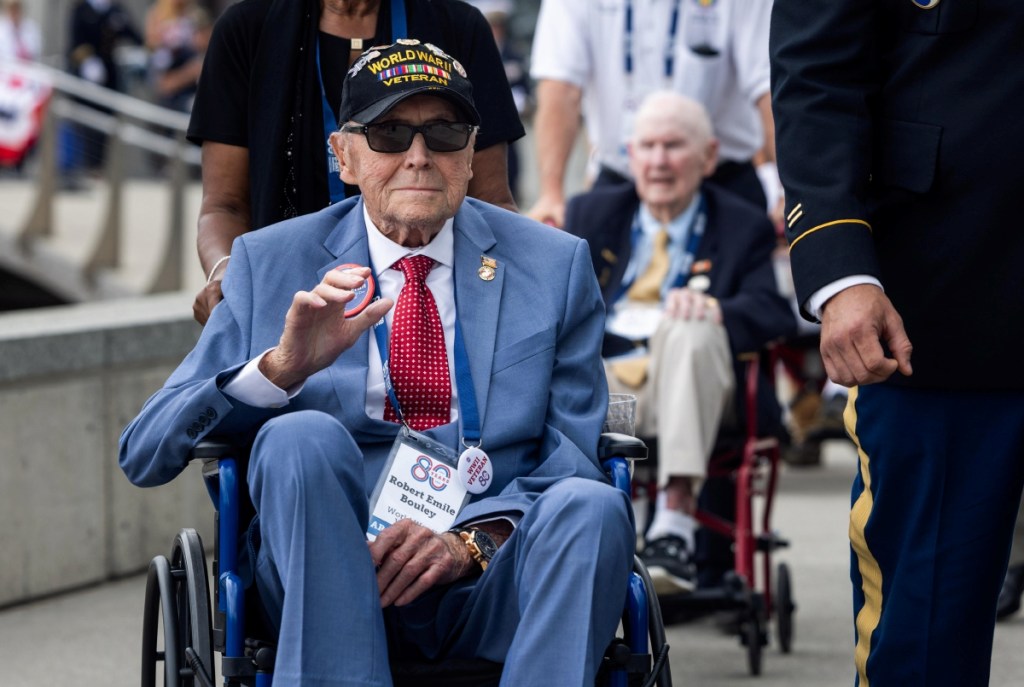 El veterano de la II Guerra Mundial Robert Bouley participa en las conmemoraciones por el 80 aniversario del Desembarco de Normandía, en el Memorial Nacional del Día D en Bedford, Virginia