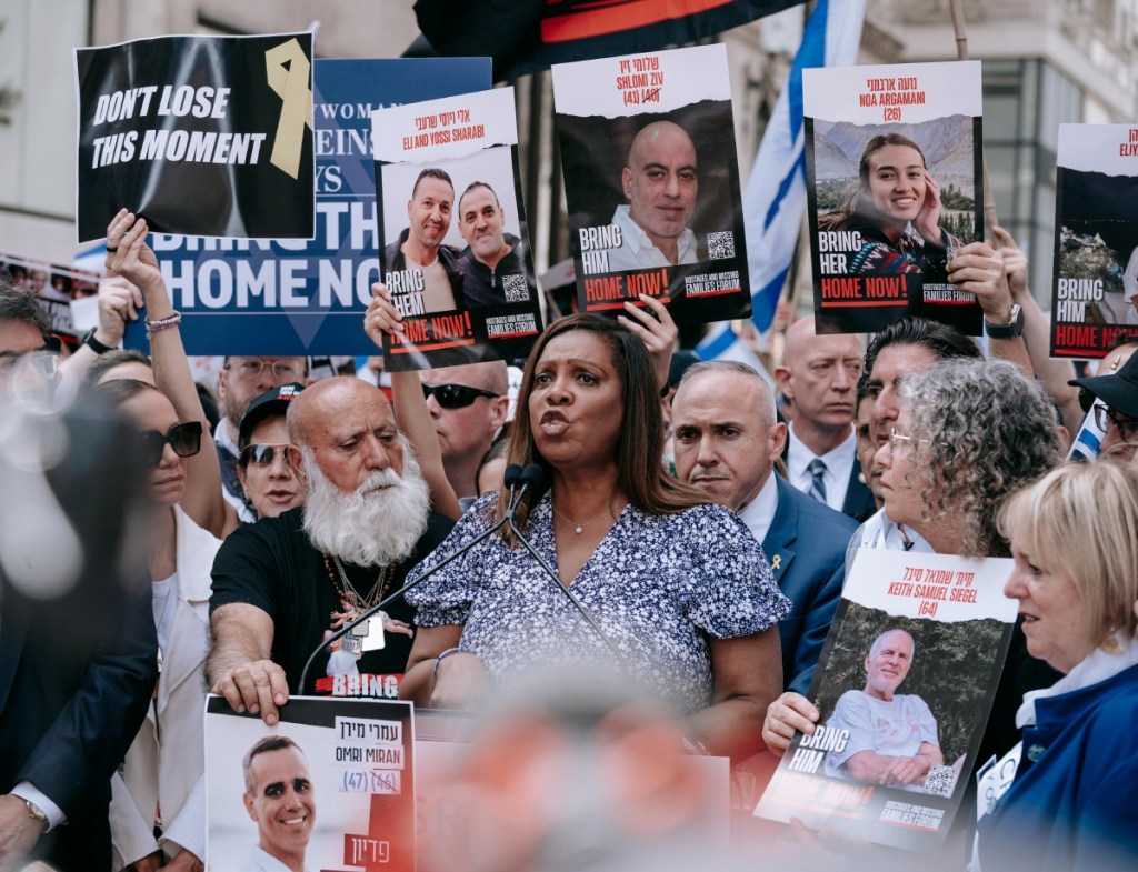La fiscal de Nueva York, Letitia James, durante una celebración el domingo pasado. Letitia James anunció ayer el golpe a la mafia