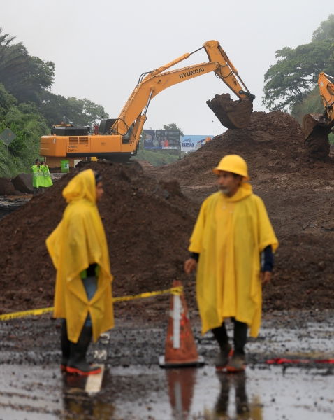 La reparación de un tramo de una vía inhabilitada por las lluvias en Guatemala