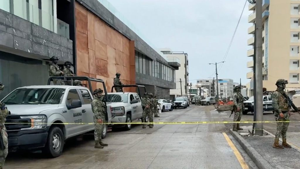 Hallan arsenal con cientos de armas y drogas dentro de departamento en un fraccionamiento de Boca del Río, Veracruz